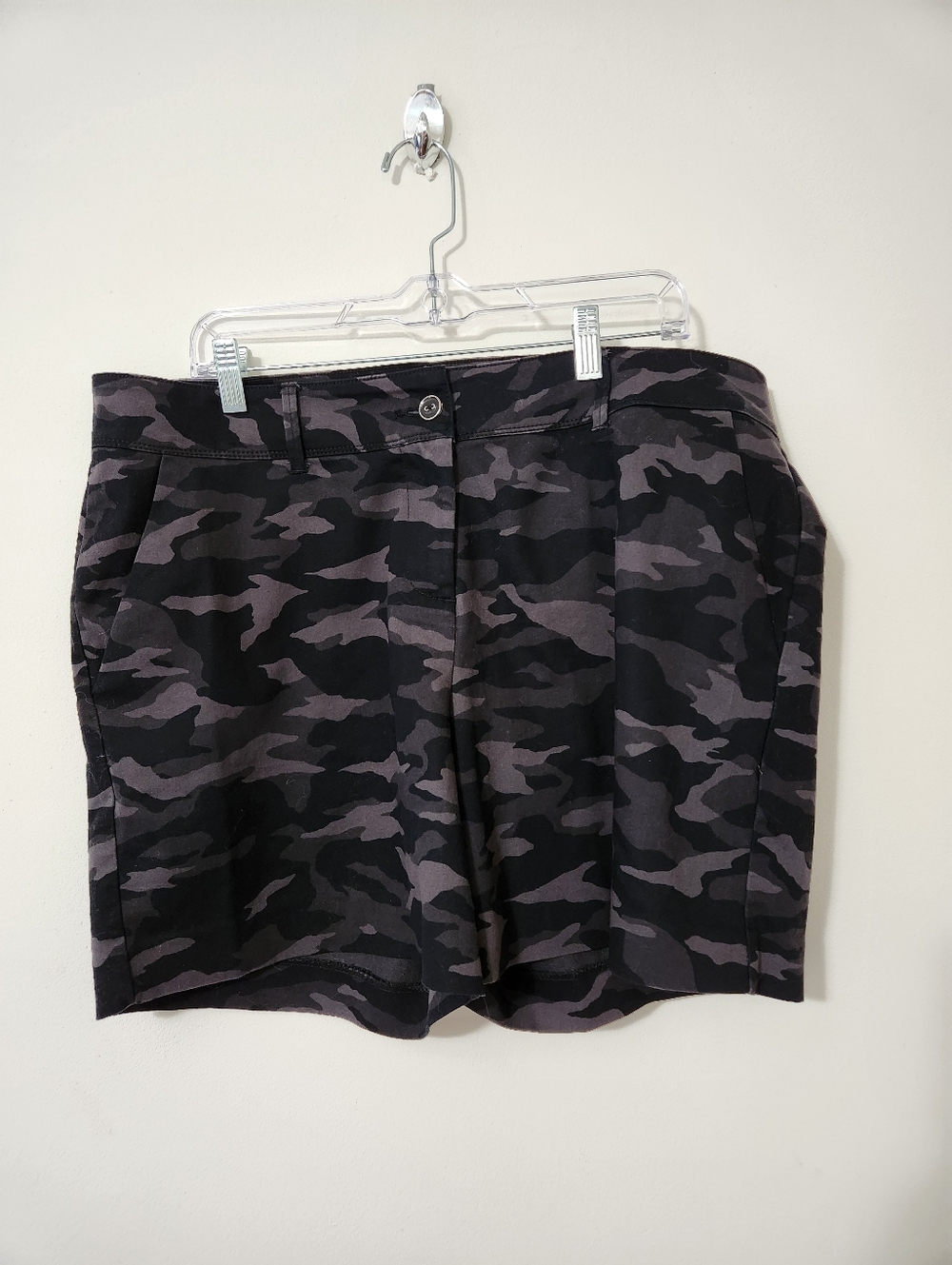 Isaac Mizrahi NY Tailored Stretch Chino Black Gray Camo Shorts Size 16